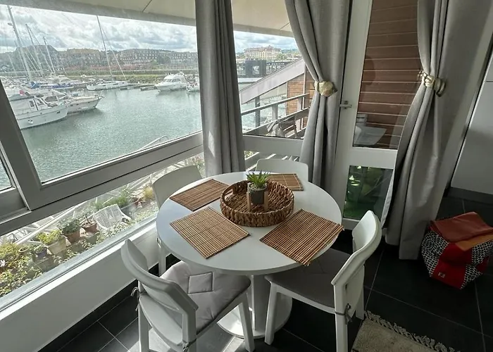 Jetez L'ancre A La Marina De دوفييل